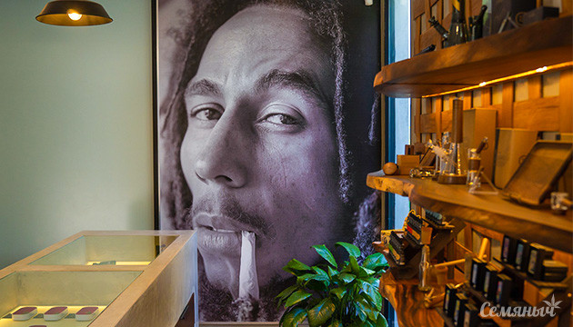 Магазин каннабиса и лаундж Marley Natural в доме Боба Марли