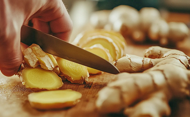 Нарежьте имбирь на тонкие слайсы