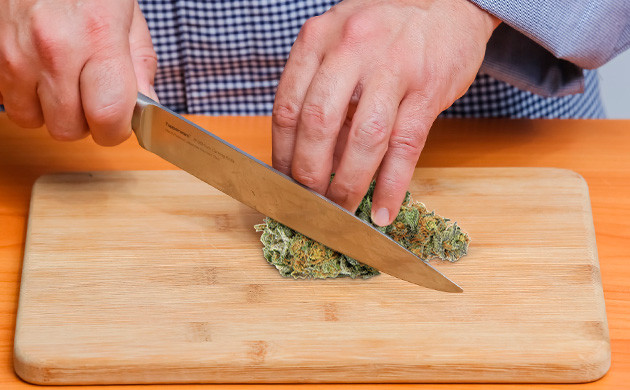 Измельчить шишки конопли ножом на доске Как нарезать шишки ножом