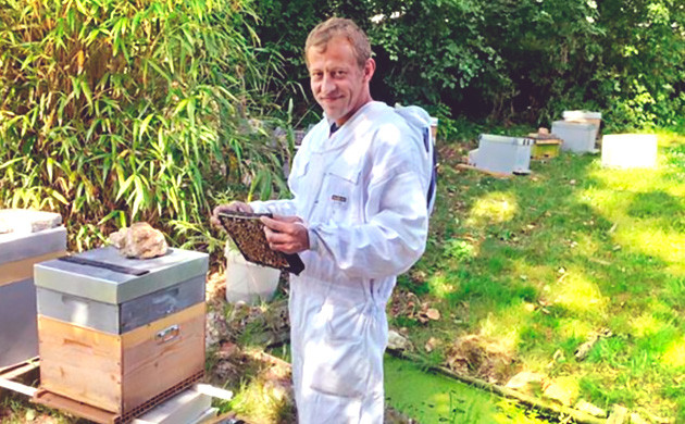 Николас Трейнербисе с ульем