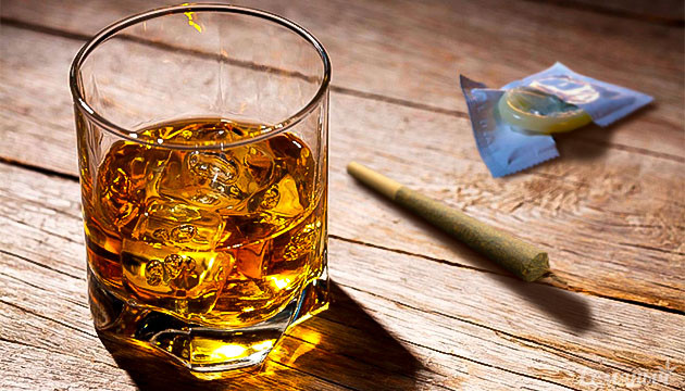 Алкоголь, конопля и презерватив на столе