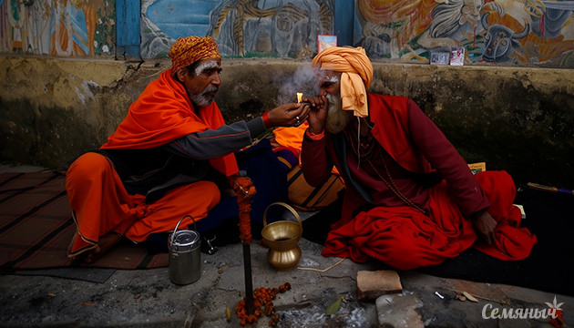 Индуисты курят коноплю в храме Пашупати