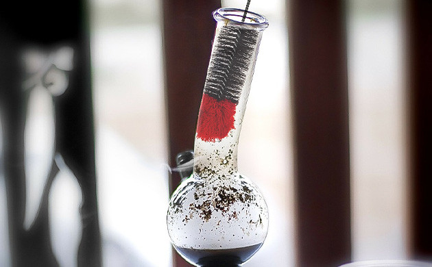 Чистка бонга щеточкой